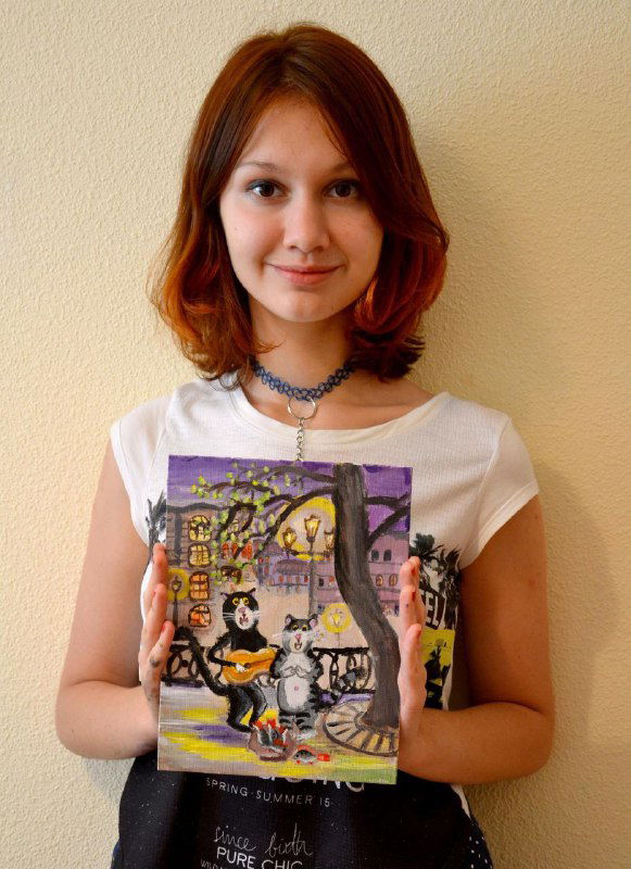 Девушка держит картину с уличной сценой и музыкантом, подчёркнутые контуры и живые цвета свидетельствуют о быстром демо-референсе занятия