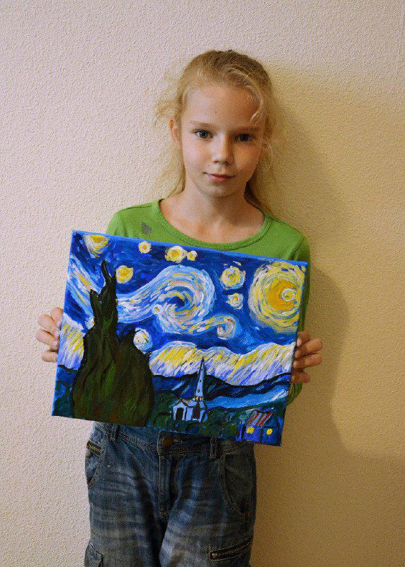 Девочка держит холст в стиле "Звёздной ночи" — тёмно-синее ночное небо с завитками и жёлтыми точками, пример детского варианта известного референса