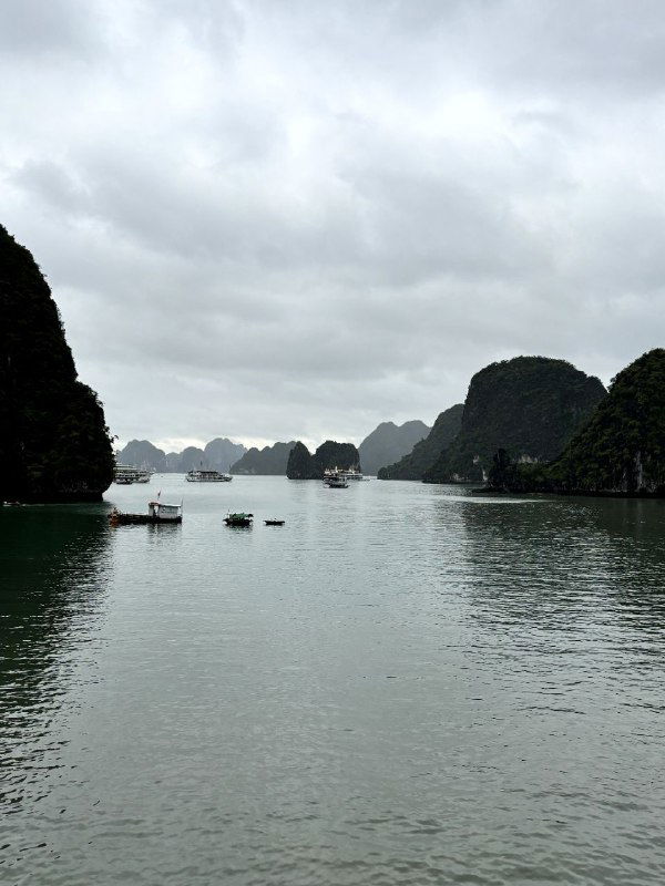 Кадр бухты Халонг с близкими скалистыми островами на переднем плане и более бледными силуэтами вдали — демонстрация изменения тона с расстоянием.