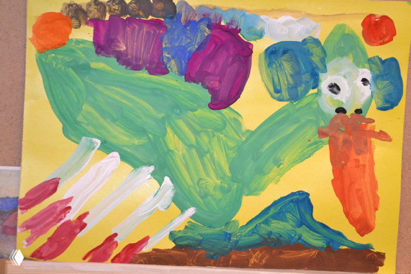 Детская картина с крупными зелёными и оранжевыми пятнами: композиция в технике гуаши с выразительными мазками и приметным оранжевым элементом.