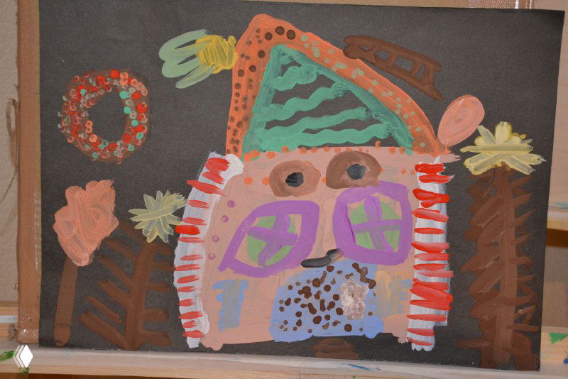 Детская картина на тёмном фоне: условное здание и декоративные элементы, контрастные цвета и наивный рисунок форм и орнамента.