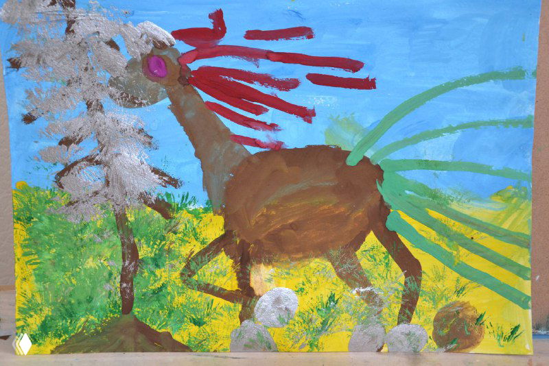 Картина с фантастическим животным: коричневое тело, длинный хвост из зелёных линий и декоративный пейзаж на заднем плане, жизнерадостная манера.