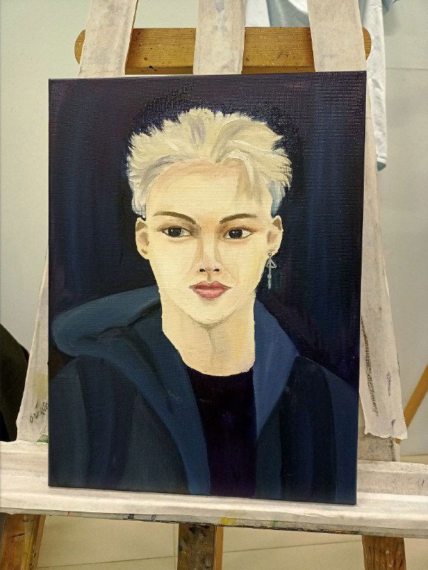 Портретная работа на мольберте: академическая по манере живопись лица с аккуратной проработкой волос и одежды, вероятно старший ребёнок или подросток.