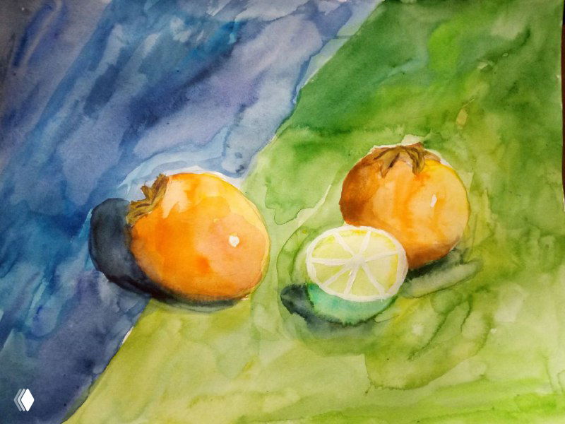 Натюрморт детской акварели: апельсины и долька лимона на зелёном фоне, размытие и растекание цвета для передачи тени и фактуры.
