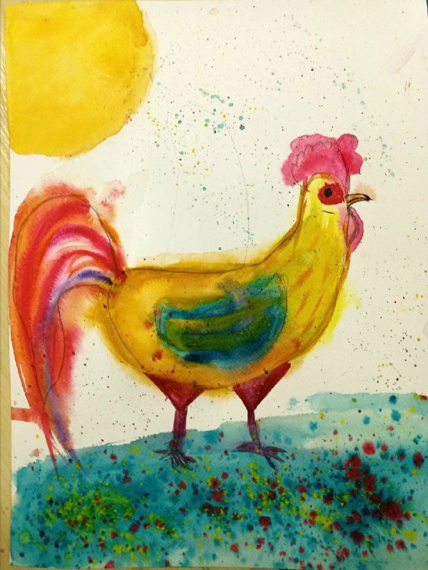 Акварельная работа ребёнка: жёлтый петух на фоне солнца, насыщенные цвета и эффект разбрызгивания на бумаге.