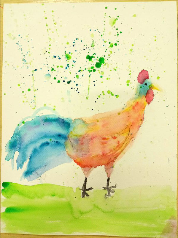 Пёстрый петух с синим хвостом и зелёной полосой внизу — акцент на контрастах и брызгах краски на бумаге.