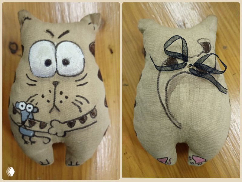 Две стороны текстильной игрушки в крупном плане: лицевая и обратная стороны, заметны швы, форма и контуры, видны следы перманентного маркера.