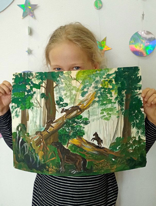 Девочка держит большой пейзаж с лошадью в лесу — композиция и работа с фоном, пример творческого задания на уроке.