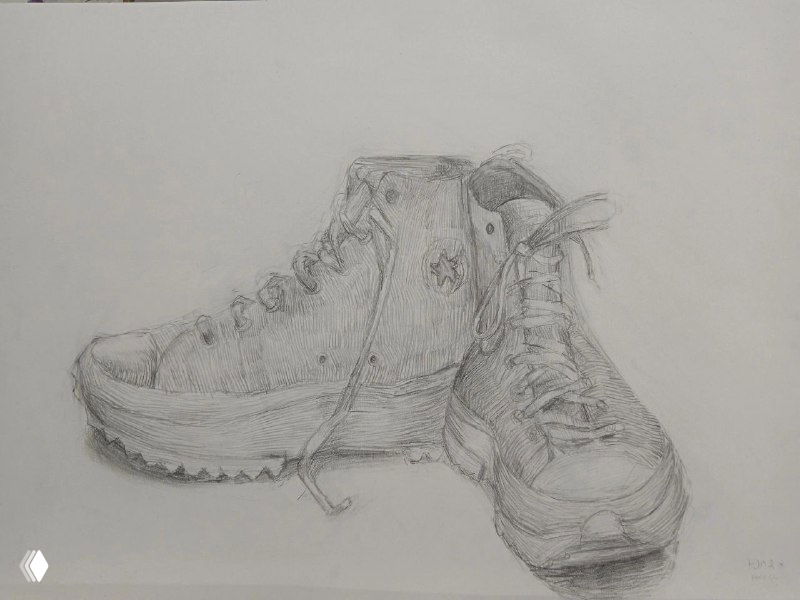 Карандашный этюд пары ботинок: проработка шнурков, текстур и объёма — графическая зарисовка ученика в студии с постановкой предметов.