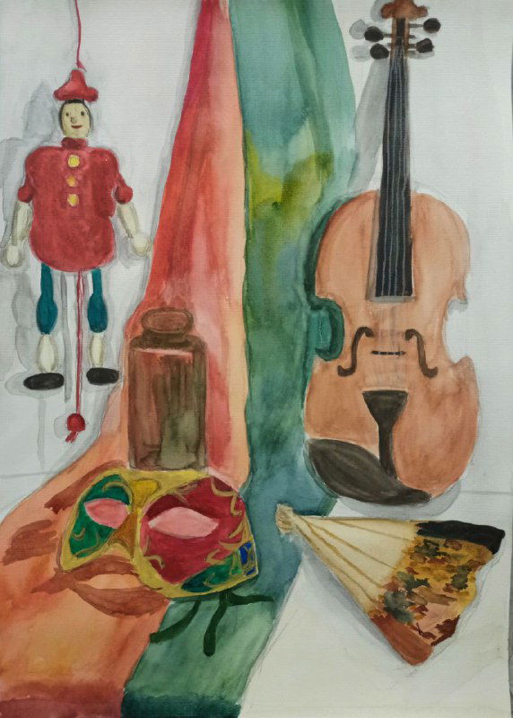 Акварельный натюрморт с виолончелью, декоративной маской и веером на разноцветных тканях — композиция для занятия по постановке и цвету.