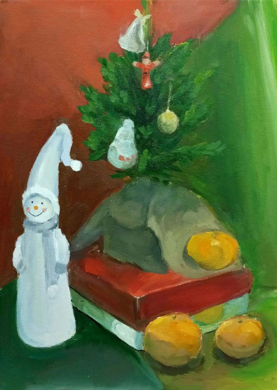 Масляный учебный натюрморт с маленькой ёлкой, игрушкой и мандаринами на коробке — праздничная композиция, отработка цветовых контрастов.