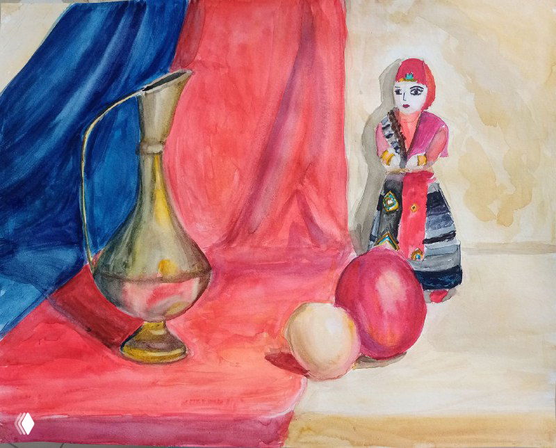Колоритный натюрморт с кувшином, матрёшкой и фруктами на яркой ткани — учебная картина, демонстрирующая сочетание цветов и фактур.