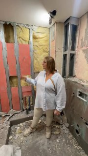 Автор в рабочей рубашке рядом со снятыми панелями и утеплителем — момент контроля и усталости в процессе ремонта