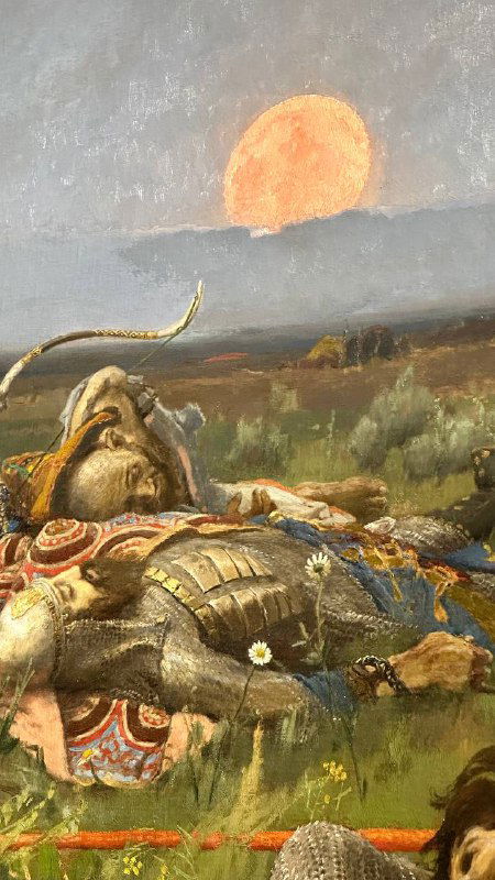 Крупный план картины Васнецова: лежащий воин на фоне закатного неба, видны детали доспехов и эмоциональная постановка сюжета.
