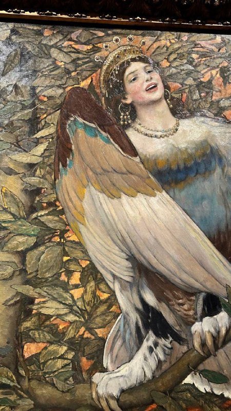 Крупный фрагмент полотна с фантастическим существом или птицей в стиле Васнецова — большие перья и богатая палитра красок.