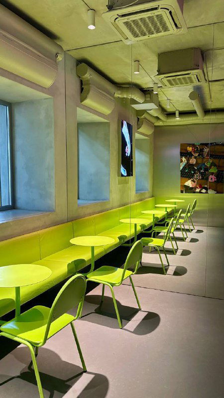 2046: интерьер в цвете brat и булочка сфолья