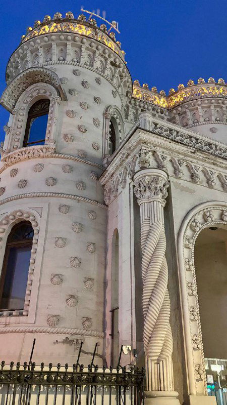 Впечатляющий фасад усадьбы или особняка с колоннами и кружевной отделкой — одна из архитектурных достопримечательностей прогулки.