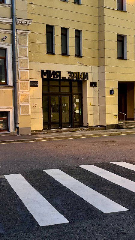 Вход в здание с современными дверями и вывеской — городской вид ближе к торговым точкам и улицам вокруг кафе Layerz.