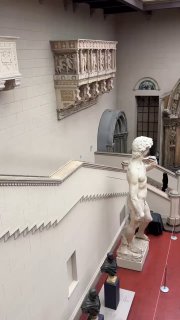 Вид с галереи на экспонаты: балюстрады, антресоли и несколько скульптурных групп, ощущение трёхмерного музея и разных уровней экспозиции.