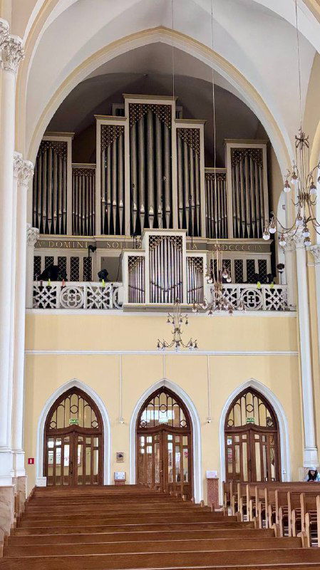 Органная конструкция на хоре собора: металлические трубы и декоративный балкон над входной зоной, место органных концертов в храме.