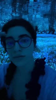 Автопортрет автора на фоне лазурных световых инсталляций: лицо в очках, синий тон освещения и мерцающие элементы вокруг.