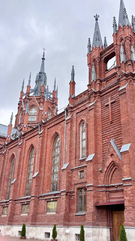 Боковой фасад Кафедрального Собора Непорочного Зачатия: протяжённая краснокирпичная стена, стрельчатые окна и архитектурные орнаменты в готическом стиле.