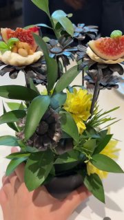 Мини-тарты с инжиром и кремовой начинкой в декоративной цветочной композиции — эстетическая подача закусок и десертов в ресторане.