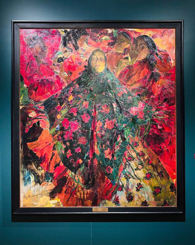 Крупное полотно с динамической композицией: фигура в цветастой одежде на фоне насыщенного красного узора, сильная светотень и энергичные мазки.