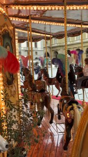 Ретро-каравель с расписными деревянными лошадками и огоньками; деталь старой карусели, запущенной семьей Пиччи в 1920 году.