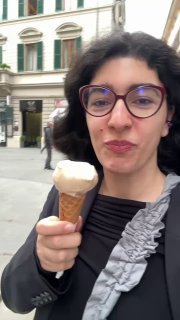 Селфи автора с рожком фундучного джелатто на фоне флорентийской улицы: мороженое, улыбка и городская архитектура позади.