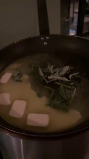 Кастрюля на кулинарном мастер‑классе: растопленное масло с листиками шалфея и кусочками ингредиентов — этап приготовления соуса шефа.