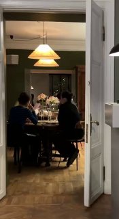 Интерьер ресторана-галереи Рихтер: гости за столом, тёплое освещение, двери в комнату и ощущение медленной поэтичной атмосферы.