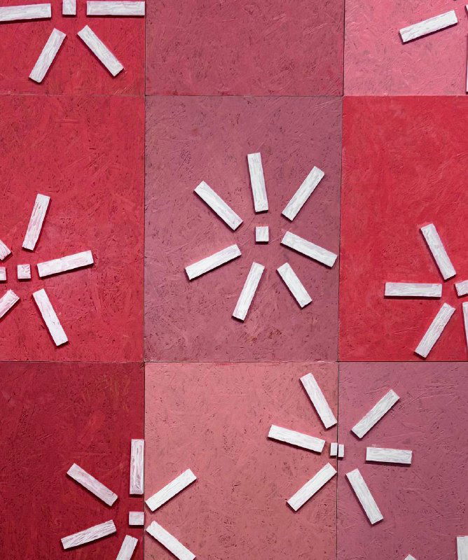 Детальное изображение фрагмента рельефной абстрактной панели: розовые квадраты с белыми вставками, текстурированная поверхность в экспозиции МАММ.