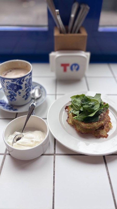 Завтрак в ТОТО: кабачковые оладьи и Леччезе