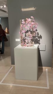 Стеклянная композиция на пьедестале с цветочными мотивами и мягким боковым освещением, общий вид одного из экспонатов выставки «Степени прозрачности».