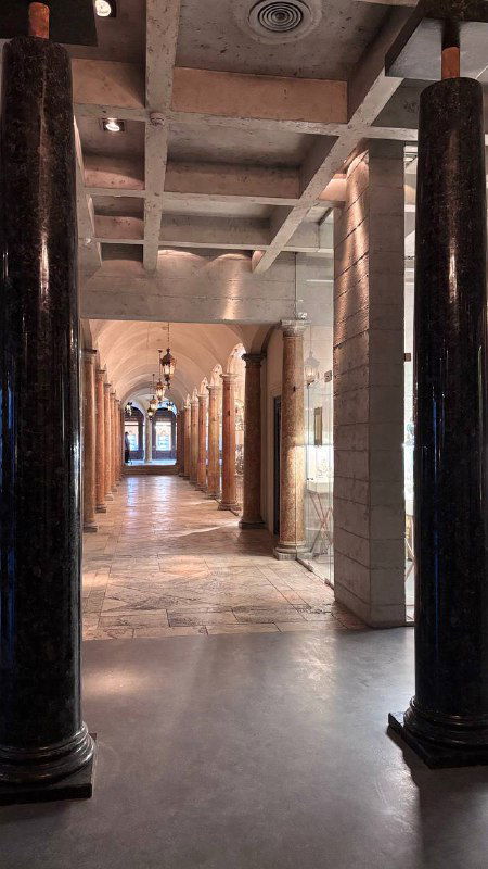 Длинный коридор или галерея в интерьере Шануар: колонны, мраморный пол и вытянутое пространство, создающее впечатление большого дома-особняка.