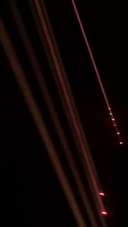 Тёмный кадр с лазерными линиями и движущимися световыми пятнами — часть лазерного шоу в зале Огонь иммерсивной выставки.