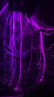 Фиолетовые световые струи и вертикальные пучки создают эффект капель или нитей света — часть кинестетической инсталляции выставки "Геометрия чувств".