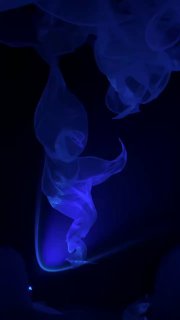 Синий дымообразный мотив на тёмном фоне, напоминающий стихийный образ огня или воздуха, использованный в визуальной интонации экспозиции.