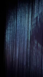 Вертикальная проекция из множества тонких световых нитей, создающая эффект водопада света и глубины пространства в одном из залов выставки.