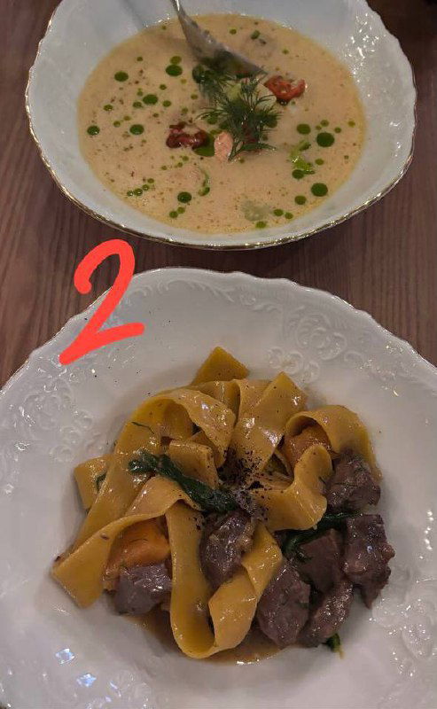 Глубокая тарелка с кремовым супом и рядом лента пасты с мясом — фотография пасты №2 из подборки, акцент на текстуре и сервировке.