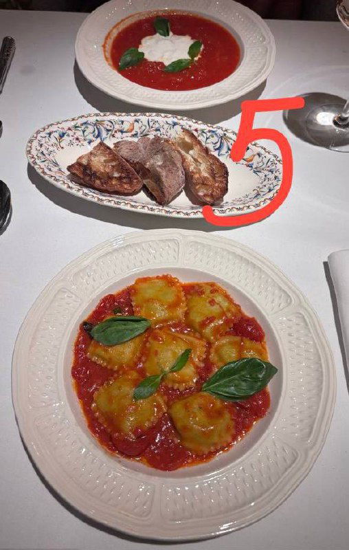 Красная томатная паста и отдельно мясное блюдо в фарфоровых тарелках — паста №5 в подборке, классическая итальянская подача.