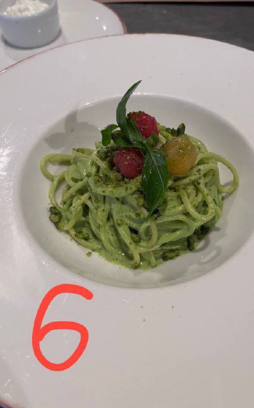 Зелёная паста с соусом из зелени и ягодным акцентом сверху — паста №6, необычное сочетание цвета и текстуры в московском ресторане.