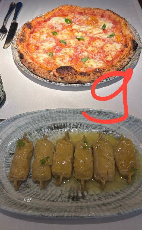 Классическая пицца и рядом фарфалле в соусе — паста №9 в подборке, домашняя текстура теста и традиционная итальянская сервировка.