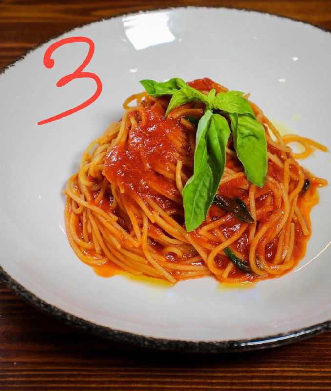 Томатная паста с базиликом в глубокой белой тарелке, яркая красная подача; на фото отмечена красная цифра «3», аппетитный вид.