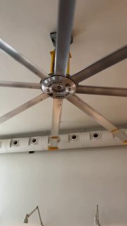 Потолочный вентилятор в интерьере заведения, металлические лопасти и часть потолка, на которое обращает внимание автор поста (P.S.).