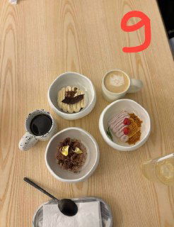 Несколько порций тирамису разной текстуры на столе с чашками кофе и ложкой — сравнительный фотонабор из дегустации.