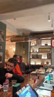 Гости за барной стойкой в тёплом интерьере: люди, общение и повседневная атмосфера заведения в Ростове-на-Дону.