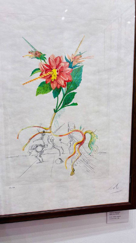 Деликатный рисунок ботанического характера — цветок с корнями и воздушными линиями, экспонат в раме на белой стене выставочного зала