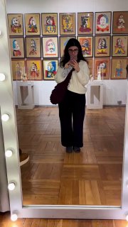 Фотография авторефлексии автора поста в зеркале зала с портретами Пикассо на заднем плане, посетитель делает селфи в экспозиции